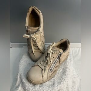 Earth Womens Netta Beige Leather Casual and Fashion Sneakers Shoes 6 1/2W